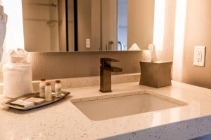 King Suite with Dining Area room in Hotel Indigo Harrisburg – Hershey