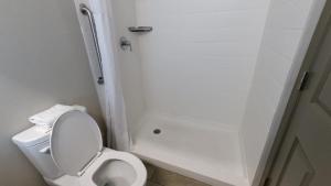 King Room - Non-Smoking room in Super 8 by Wyndham Santa Cruz/Beach Boardwalk East