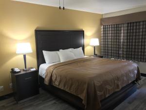 Standard Room with Tub - Accessible/Non-Smoking room in Quality Inn & Suites near Downtown Mesa