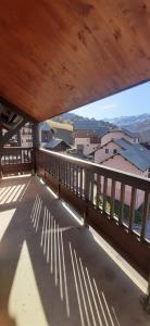 LOurson skis aux pieds