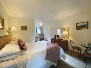 Standard Queen Room room in Emerald Valley Inn