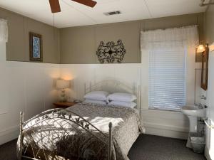 Standard Queen Room room in Woodbridge Inn