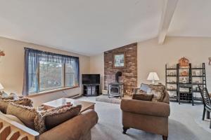 Four-Bedroom House room in Hickory Haven-Poconos-Sleeps 11-Gameroom