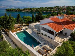 Luxury villa Dream and Live with pool by the beach