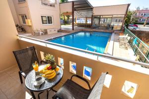 Apartment with Pool View 