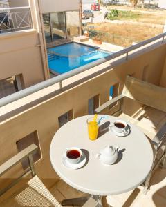 twin pool view with two single beds 