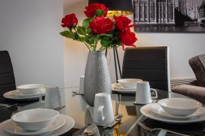 2 Bedrooms Sleeps 7 Near Top Blackpool Attractions