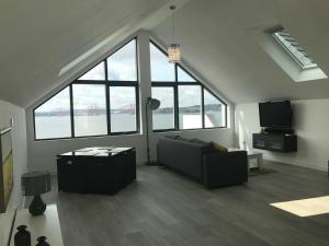 1 Bed Studio - Sleeps 4 - Parking - Wifi