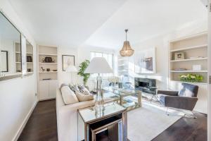 Luxurious 3-Bed Apartment in London - image 1