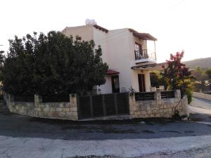 Family House with Pool in Kritou Tera