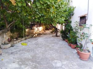 Family House with Pool in Kritou Tera
