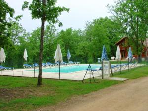 Maisons de vacances Maison de 2 chambres avec vue sur le lac piscine partagee et jardin amenage a Lachapelle Auzac : photos des chambres