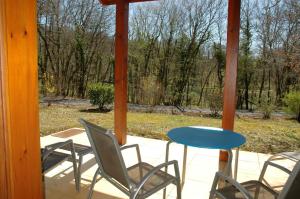 Maisons de vacances Maison de 2 chambres avec vue sur le lac piscine partagee et jardin amenage a Lachapelle Auzac : photos des chambres