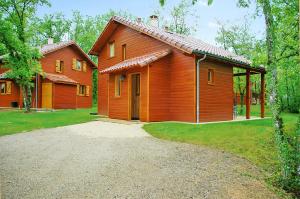 Maisons de vacances Maison de 2 chambres avec vue sur le lac piscine partagee et jardin amenage a Lachapelle Auzac : photos des chambres