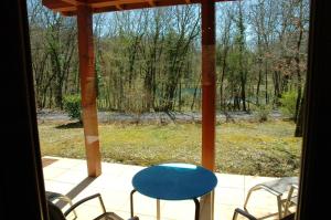 Maisons de vacances Maison de 2 chambres avec vue sur le lac piscine partagee et jardin amenage a Lachapelle Auzac : photos des chambres