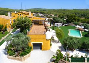 Spacious villa in Can Trabal with private pool and jacuzzi 980 m²