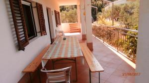 Charming Apartment in Gdinj + Garden