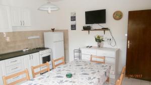 Charming Apartment in Gdinj + Garden