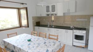Charming Apartment in Gdinj + Garden