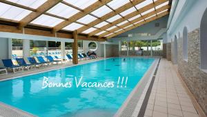 Maisons de vacances Bungalow de 2 chambres avec piscine partagee terrasse amenagee et wifi a Saint Jean de Monts a 1 km de la plage : photos des chambres