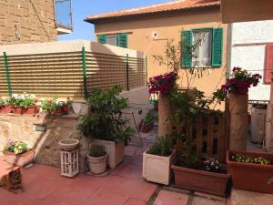 One bedroom appartement with furnished terrace and wifi at Talamone 4 km away from the beach