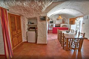 Charming rental with shared pool in Gorafe