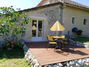 Appartement charmant à Castéra-Lectourois avec piscine partagée