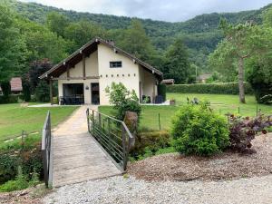 Chalet gite lArcange 3 chambres au calme Franche Comte bord de riviere peche sur place