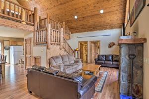 Holiday Home room in Mtn Getaway with Scenic View 15 Mi to Rushmore