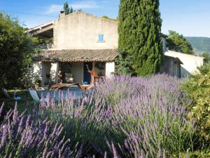 Appartement accueillant avec piscine à Oppède 70 m², vue montagne