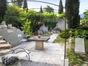 Appartement accueillant avec piscine à Oppède 70 m², vue montagne