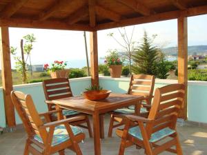 One bedroom appartement at Ljubac 300 m away from the beach with sea view shared pool and garden