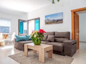 Comfortable House in Tías with Free Parking