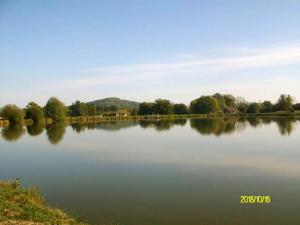 Maisons de vacances Maison de 4 chambres avec vue sur le lac et jardin clos a Thil sur Arroux : photos des chambres