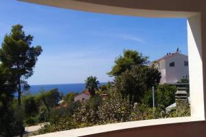 Modern apartment in Zavala, 50 m² with free parking.