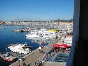 Appartements Appartement d'une chambre a Toulon a 300 m de la plage avec vue sur la mer balcon amenage et wifi : photos des chambres