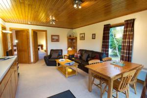 Eagle Lodge with stunning loch and mountain view