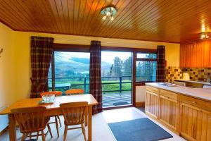 Eagle Lodge with stunning loch and mountain view