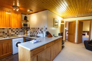 Eagle Lodge with stunning loch and mountain view