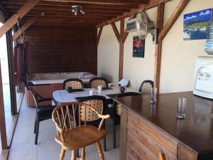 2 Bed Flat - Sleeps 4 - Pool - Parking - Wifi