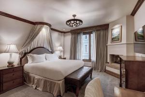 Superior King Room room in The Arrabelle at Vail Square a RockResort