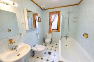 Raven Lodge with beautiful views of Loch Dochart