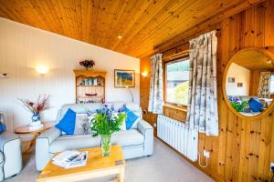 Raven Lodge with beautiful views of Loch Dochart