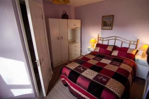 Rockview Cottage-Sleeps 7-Garden w Play Area & Bbq