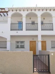 Lovely 2-Bed House in Punta Prima Orihuela Costa - 奥里韦拉