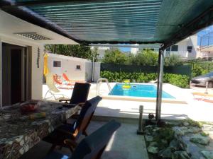 One bedroom appartement at Kastel Stafilic 200 m away from the beach with shared pool enclosed garden and wifi