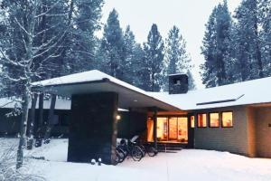 Three-Bedroom House room in Unique Golf Home - Hot Tub 2 Fireplaces & Bikes home