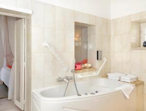 Logis Hotels Auberge Du Centre Chateaux de la Loire