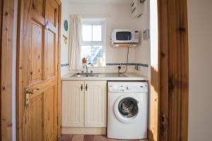 Dunfanaghy - Sea Views- in village - parking