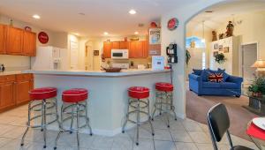 Ultimate Family Escape Near Disney - Sparkling Pool, Hot Tub & Epic Private Movie Room